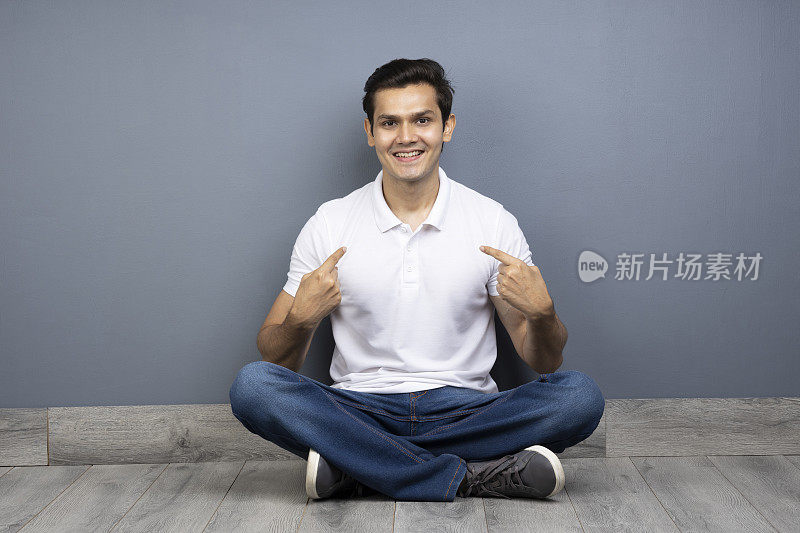 男人盘腿坐在地板上的stock photo